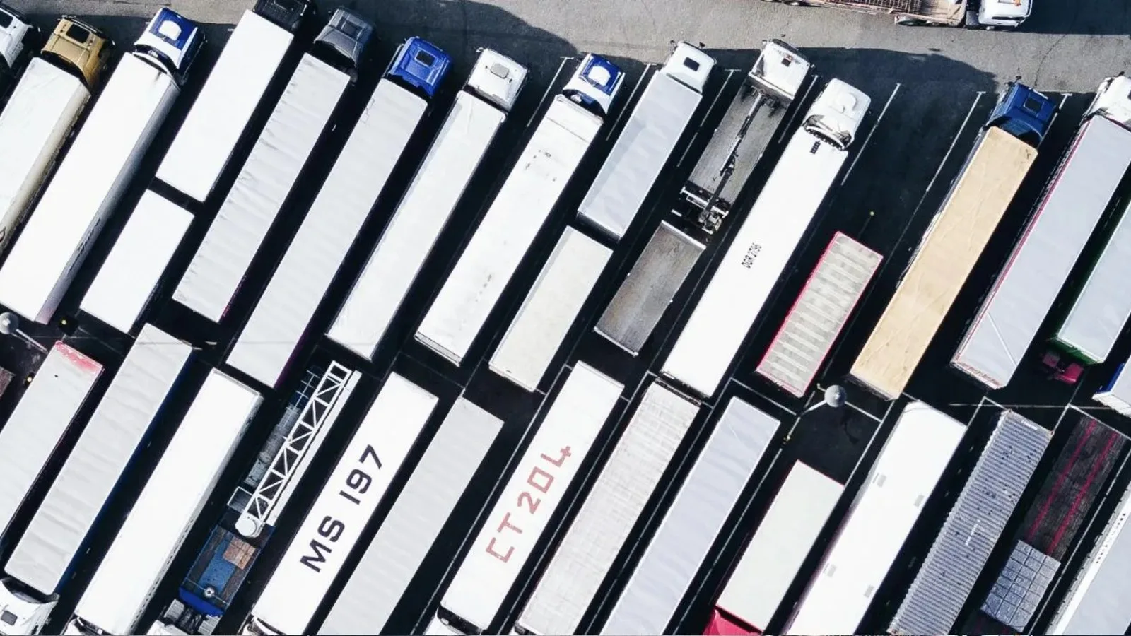 Vista aérea de decenas de cajas de tráiler estacionadas en filas