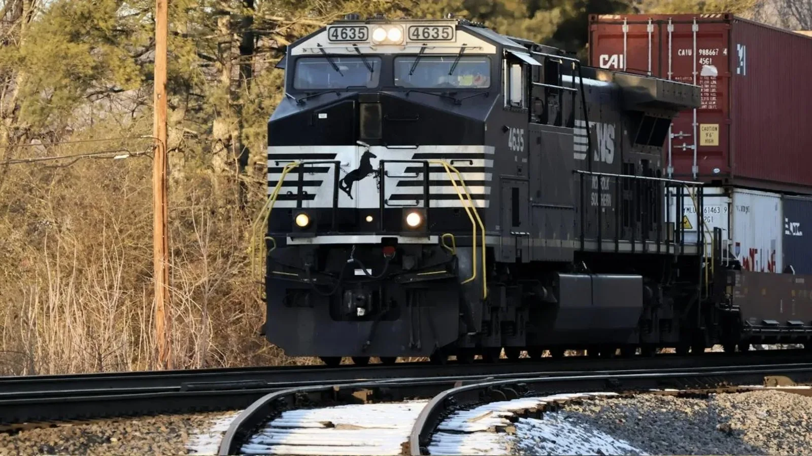 Locomotora de carga arrastrando vagones con contenedores intermodales