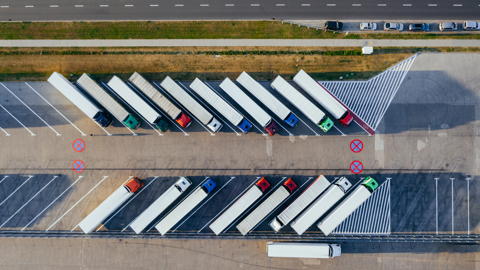 Vista aérea de cajas de tráiler estacionadas en filas en un patio