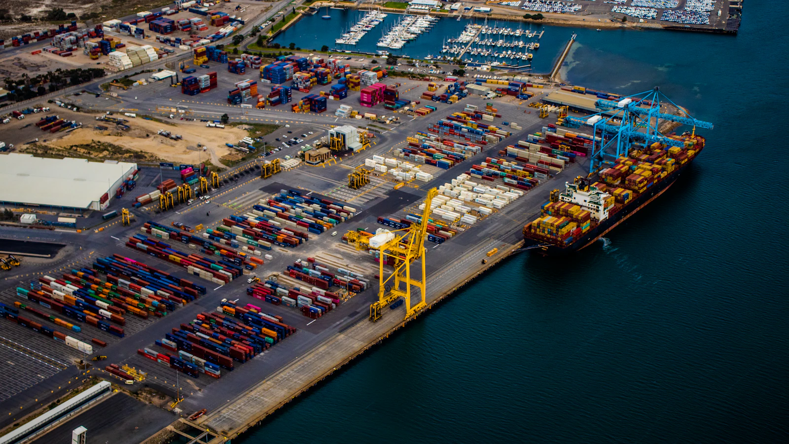Vista aérea de una terminal de contenedores con un buque atracado